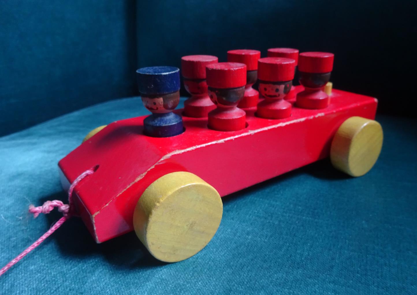 Bediening mogelijk schild limoen Goed Gevonden - Vintage Sio houten auto met poppetjes
