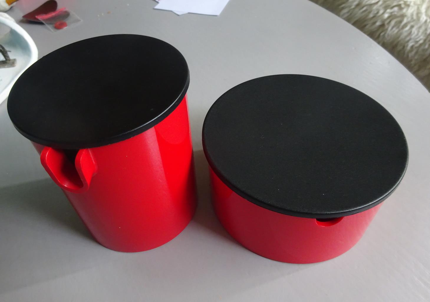 Een verzilverde koffie-en theeset met melkkan en suikerpot