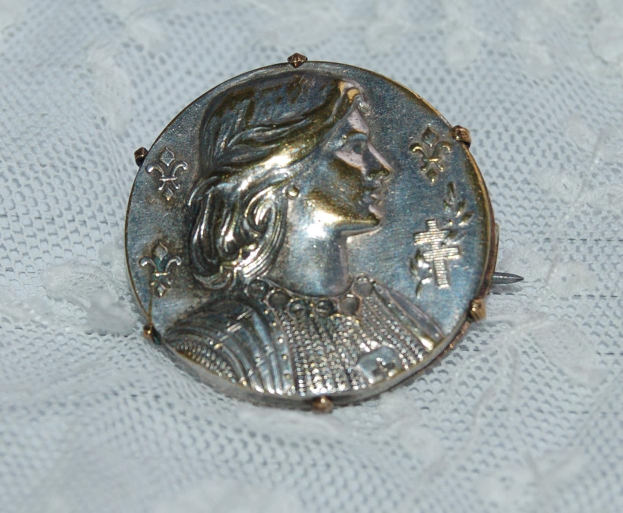 Broche Ancienne En Argent - Motif Jeanne D'Arc Et Croix De Lorraine - Bijou Occasion